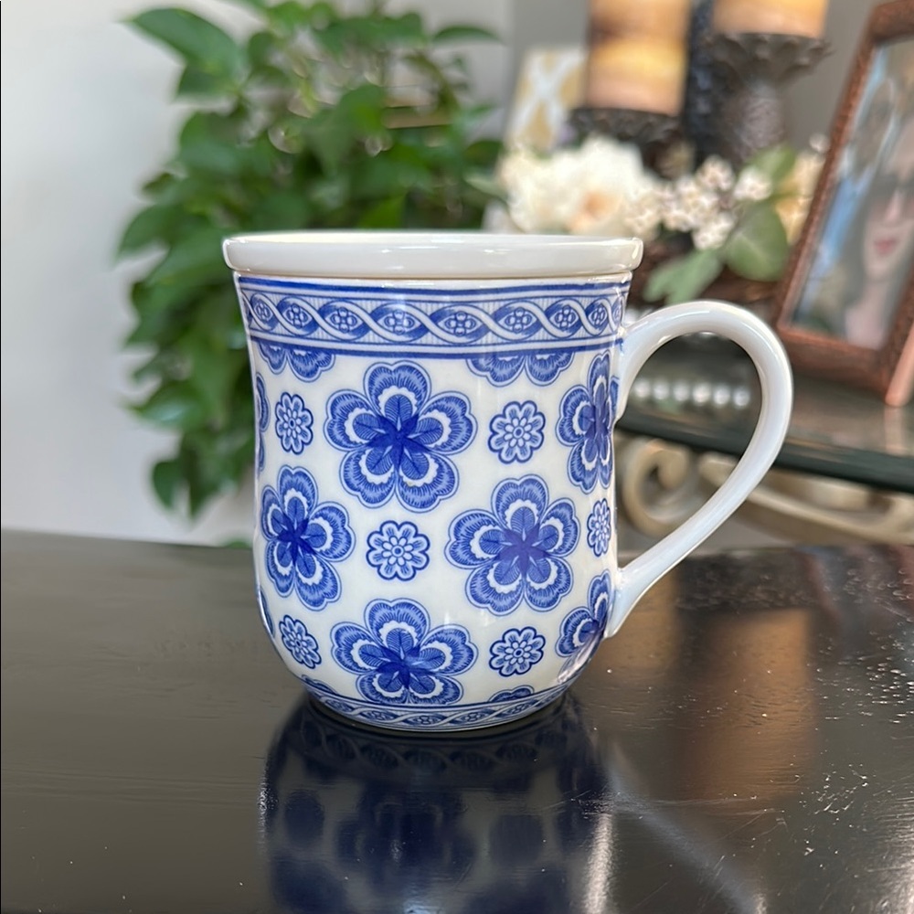 Elegant Blue and White Floral Tea Mug